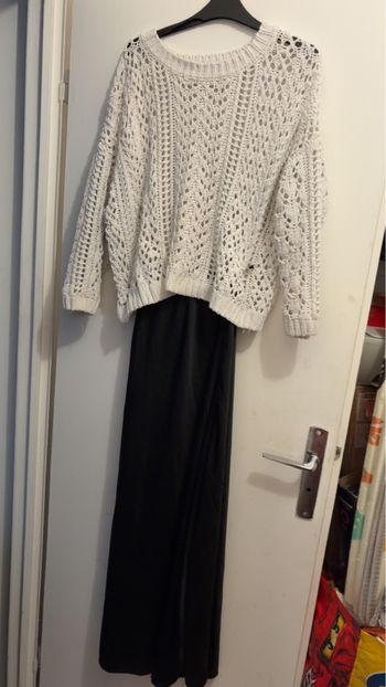 Pull crochet et jupe longue en soie