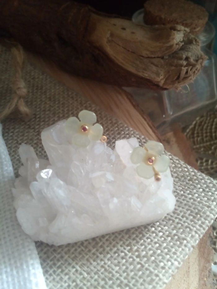 Boucles d'oreilles petites fleurs vertes - photo numéro 2