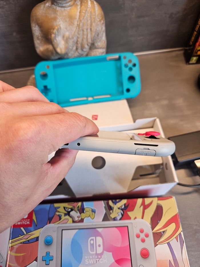 Nintendo Switch Lite Édition Zacian & Zamazenta – Très bon état + boîte d'origine - photo numéro 7