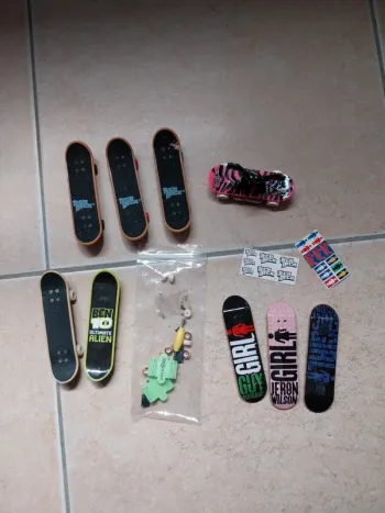 Lot 8 mini skates tech deck