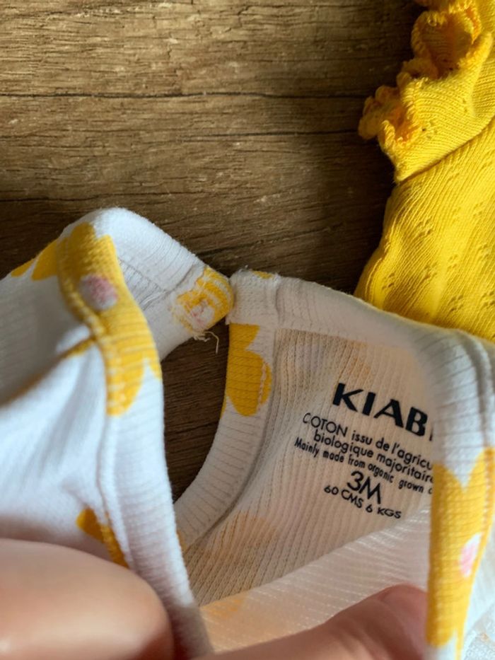 Lot de 2 t-shirts mc Kiabi 3 mois tbe jaune fleurs - photo numéro 2