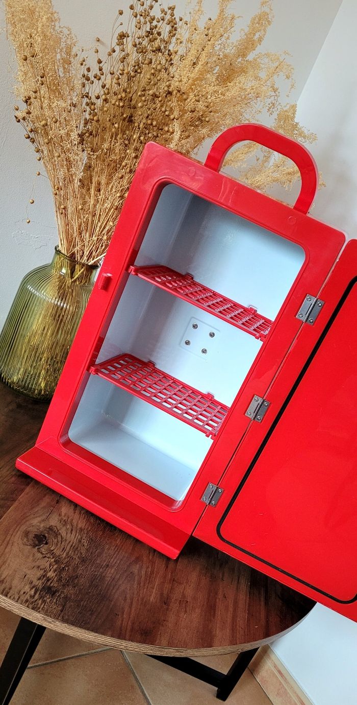 Magnifique Frigo Coca-Cola Rétro - Réfrigérateur Coca-Cola Rouge 12L capacité 18 canettes de 33cl avec poignée. 220V / 12V Neuf - photo numéro 4