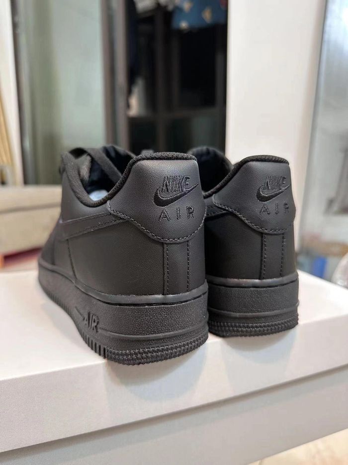 Nike Air Force 1 triple black taille:40 - photo numéro 4
