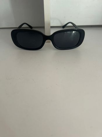 Lunettes de soleil noires avec détail doré