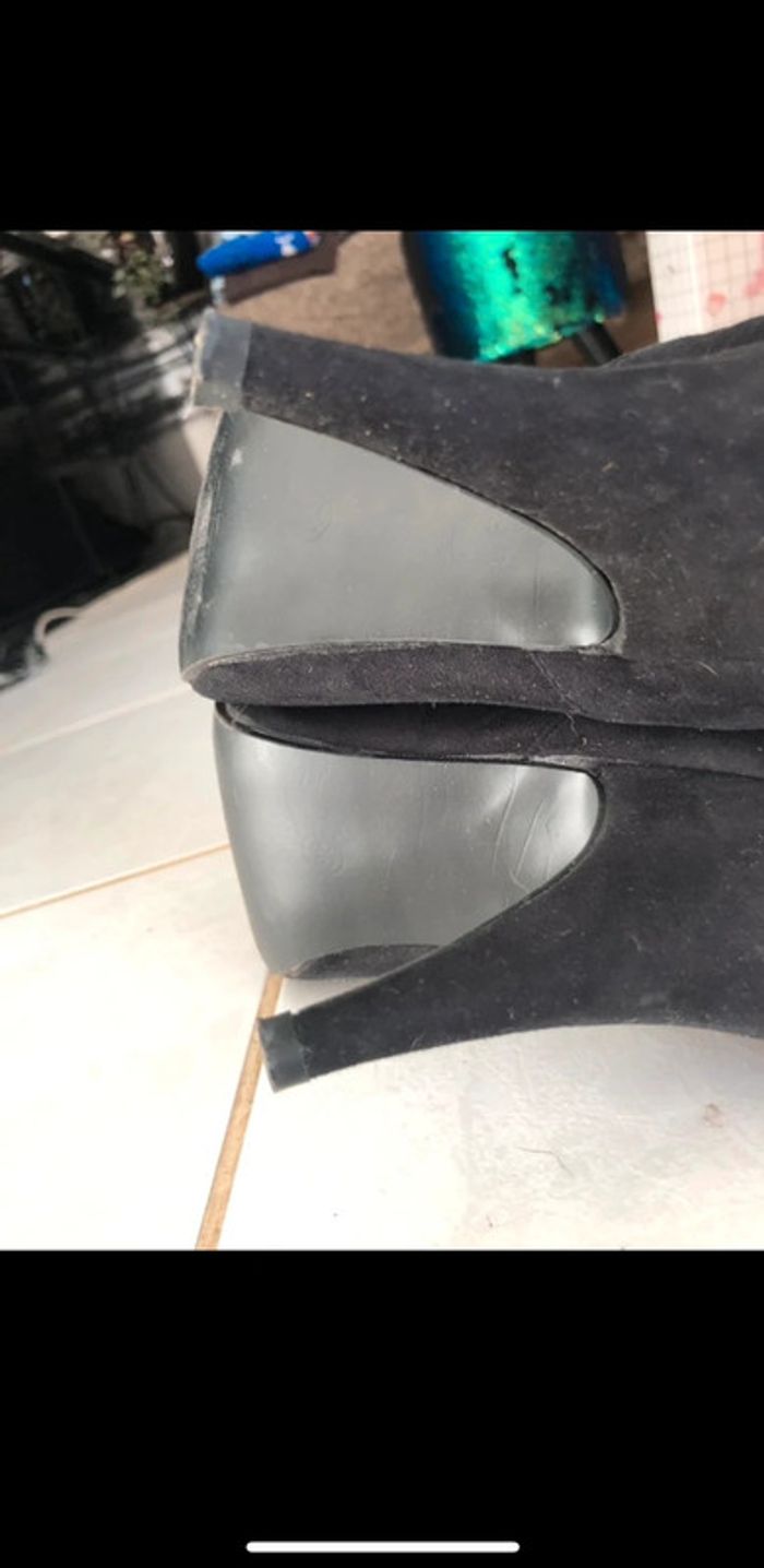 Bottines noires, matière peau de pêche. Comme neuve - photo numéro 5