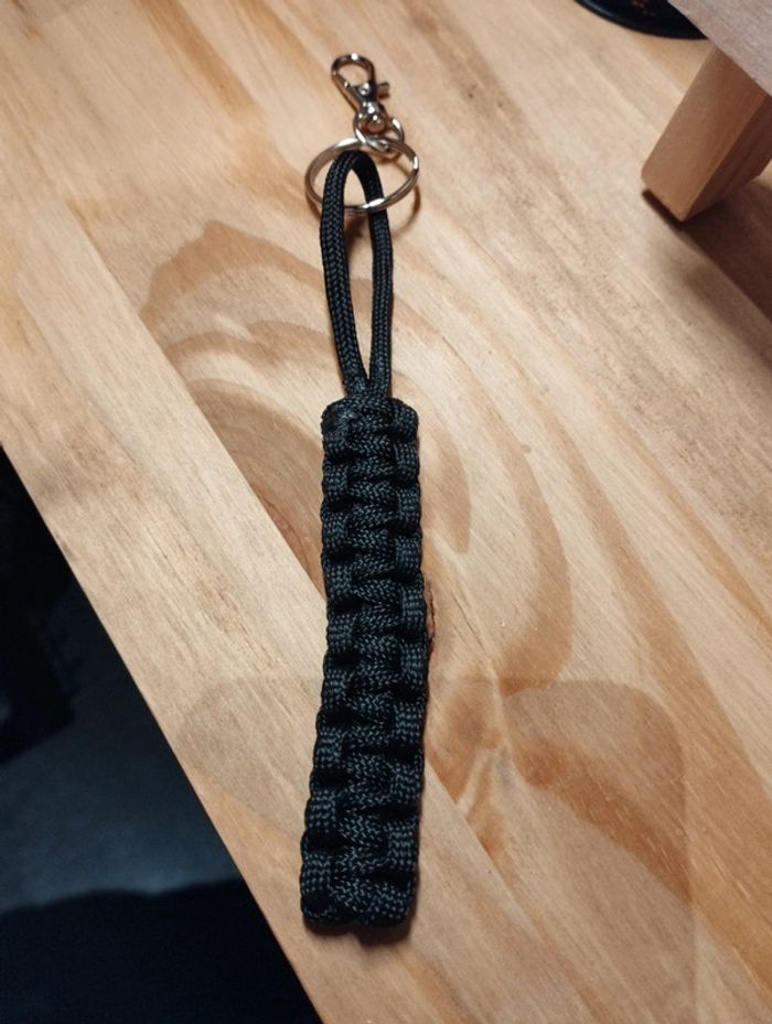 Porte clés en paracorde noir fait main