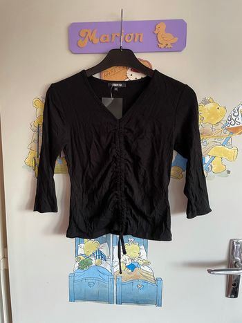 Tee shirt noir à manches 3/4, taille Xs, marque Liberto.