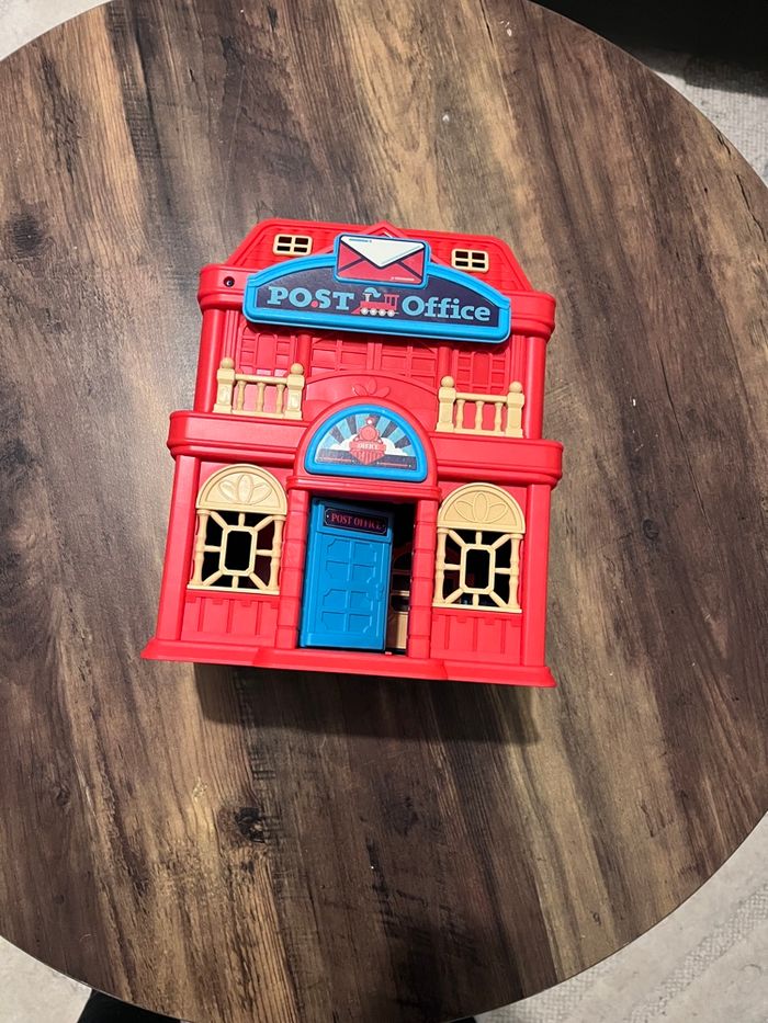 Maison de jeu bureau de poste pour enfant, idéale pour les jeux d’imagination.