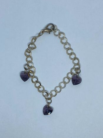 Bracelet fantaisie avec 3 coeurs violet foncés