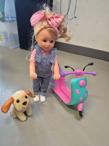 Poupee avec son scooter