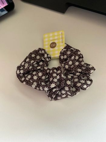 Chouchou marron à fleurs blanches