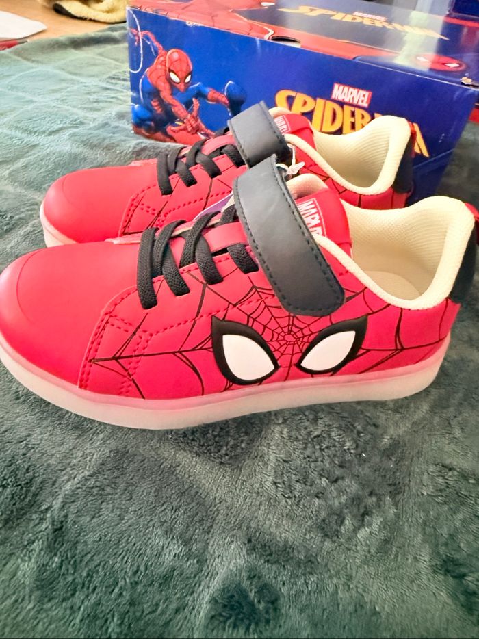 Basket Spiderman Marvel lumineux - photo numéro 4