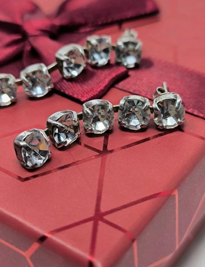 Parure vintage – Broche fleur & boucles d’oreilles pendantes en métal argenté et strass - photo numéro 4