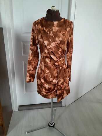Jolie robe drapée pour soirée Mango
