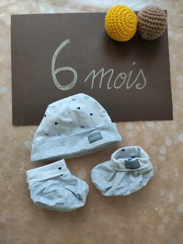 Lot ensemble bonnet et chaussons