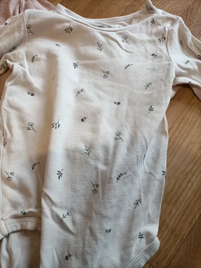 Deux Bodies manches longues h&m taille 86 cm - photo numéro 2