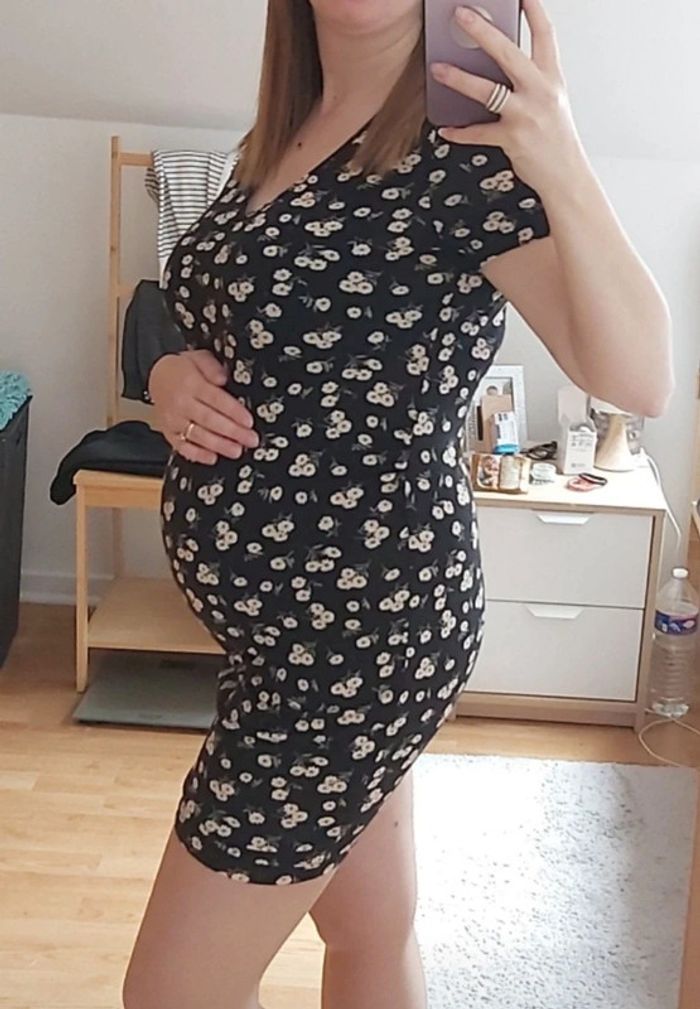 Robe femme enceinte imprimée fleurs.