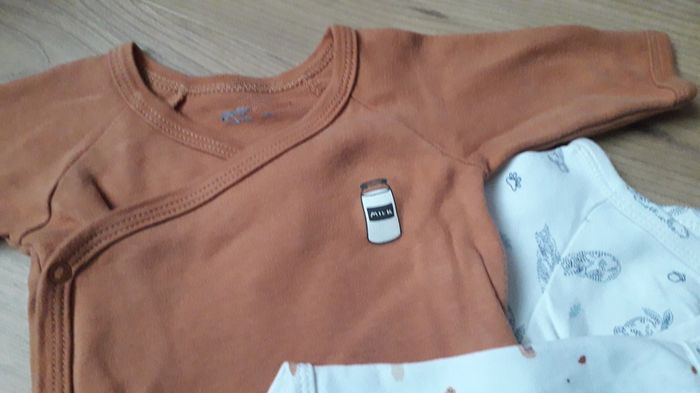 Lot de 4 bodies - 1 mois - photo numéro 3