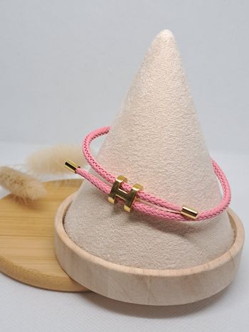 Bracelet rose tressé avec fermoir H doré – style chic & tendance