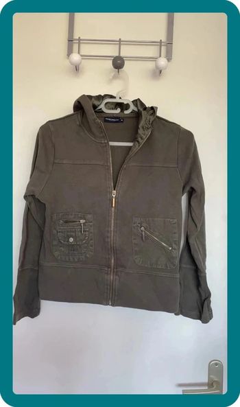Pull zipé à capuche kaki