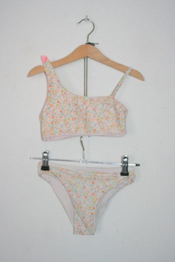 Maillot de bain fleuri doit correspondre à un 4/5 ans