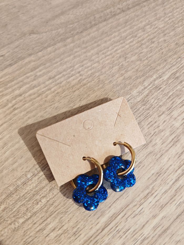 Boucles d'oreilles créoles pampilles fleurs interchangeables bleu nuit paillettés - photo numéro 4