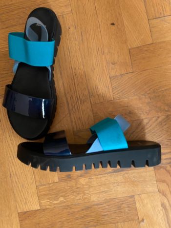 Sandales Bâta noir platform 2,5 cm talon 3 cm très légère taille 39