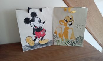 Lot de 2 sacs pochette cadeaux disney Mickey et simba le roi lion