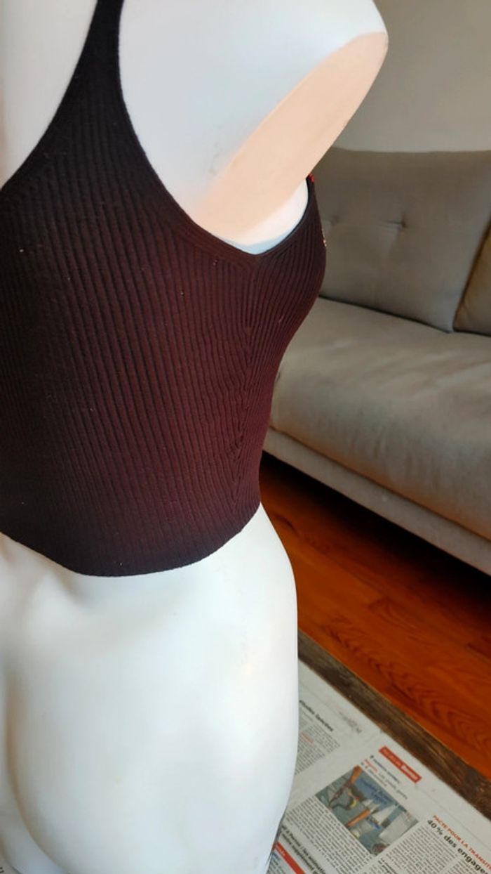 Crop top en maille brodé de fleurs décolleté noir - photo numéro 6