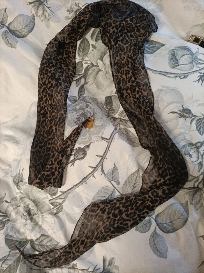 Écharpe Ive Saint Laurent  en très très bon état - photo numéro 4