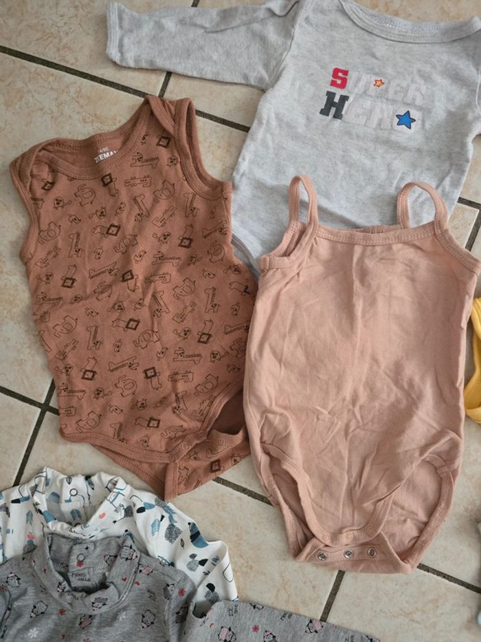 Lot 9 mois vêtements bodys t-shirts - photo numéro 8