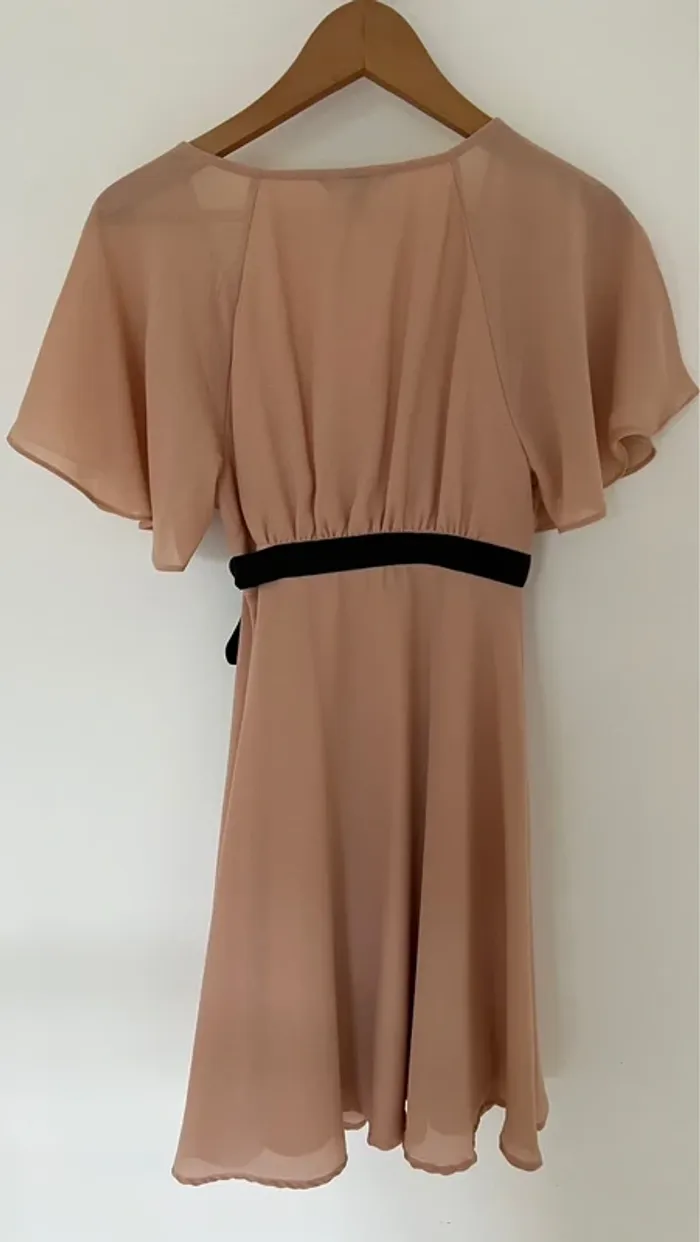Robe portefeuille rose poudrée nouée à la taille - photo numéro 2