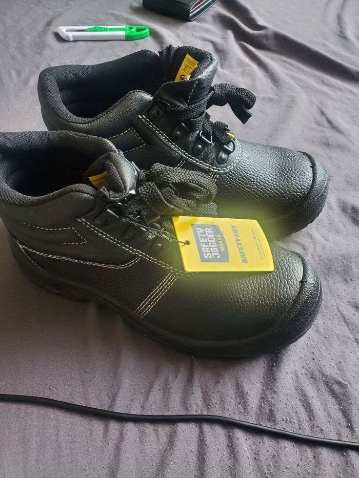 Chaussures de sécurité complètement neuf