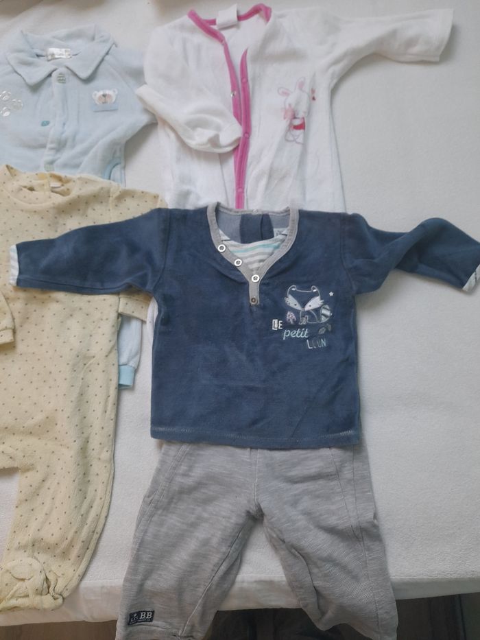 Lot pyjamas bodys 6mois - photo numéro 5