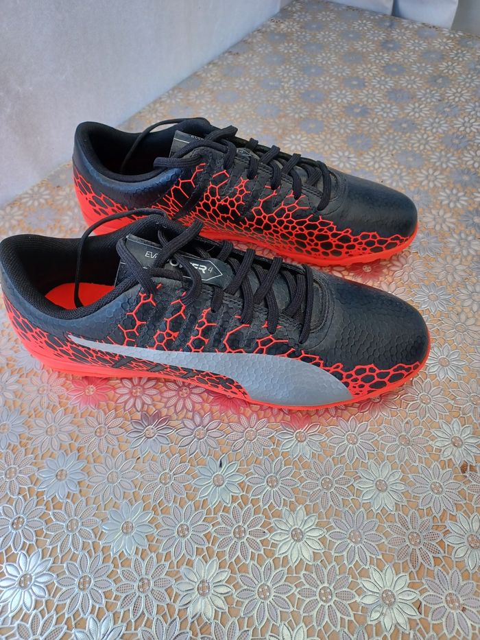 Chaussures de foot Puma Evopower 4 coloris noir et orange taille 42 état neuf.