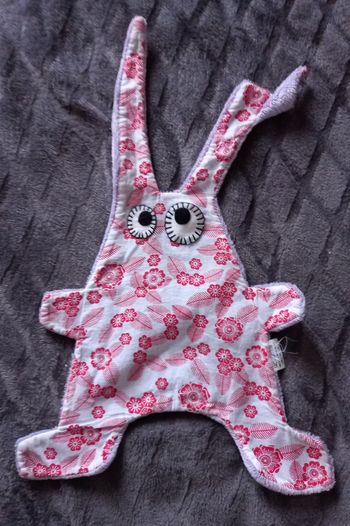 Doudou plat Lapin blanc fleuris et mauve