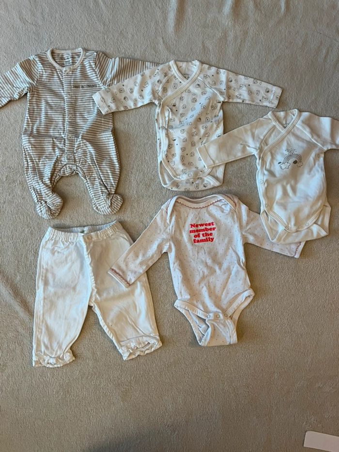 Lot vêtements 5 pièces bébé naissance /1 mois