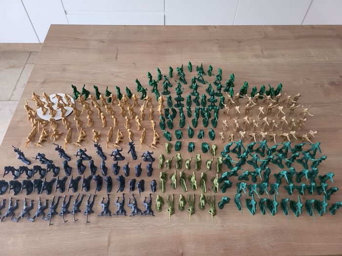 Lot figurines véhicules armes et accessoires militaires - photo numéro 6