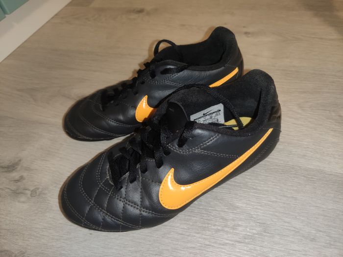 Crampons chaussures foot Nike 33 très propres