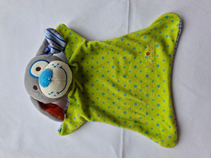 Doudou chien La Nina vert à pois bleus rayures bleues et rouges broderie fleur