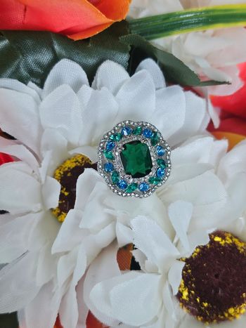 Bague avec zirconium, pierres topaz verte et bleue