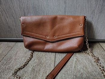 Pochette marron et bijou doré 