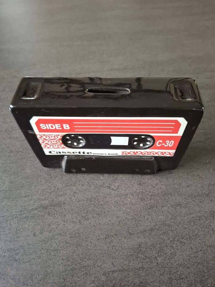 Tirelire collector Cassette en très bon état - photo numéro 2