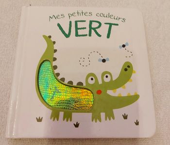 Livre mes petites couleurs vert