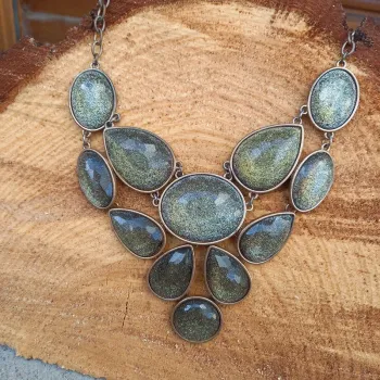 Collier vintage kaki verre pierre