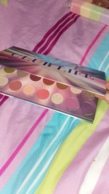 Palette de 21 fards à paupières maquillage neuve
Avec son miroir