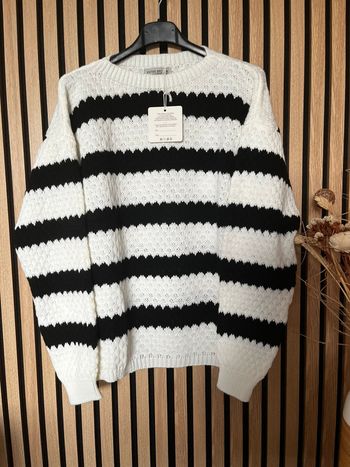 Pull noir et blanc cassé à rayures