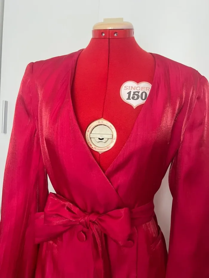 Blazer satiné ceinturé à épaulettes fuschia Zara - photo numéro 4
