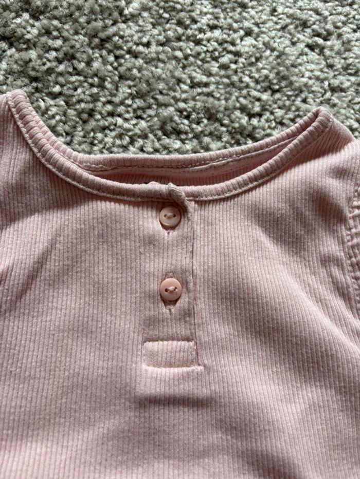 🌺Ensemble t-shirt rose sans manche et short en jeans avec ceinture Taille 12mois/74cm🌺 - photo numéro 5