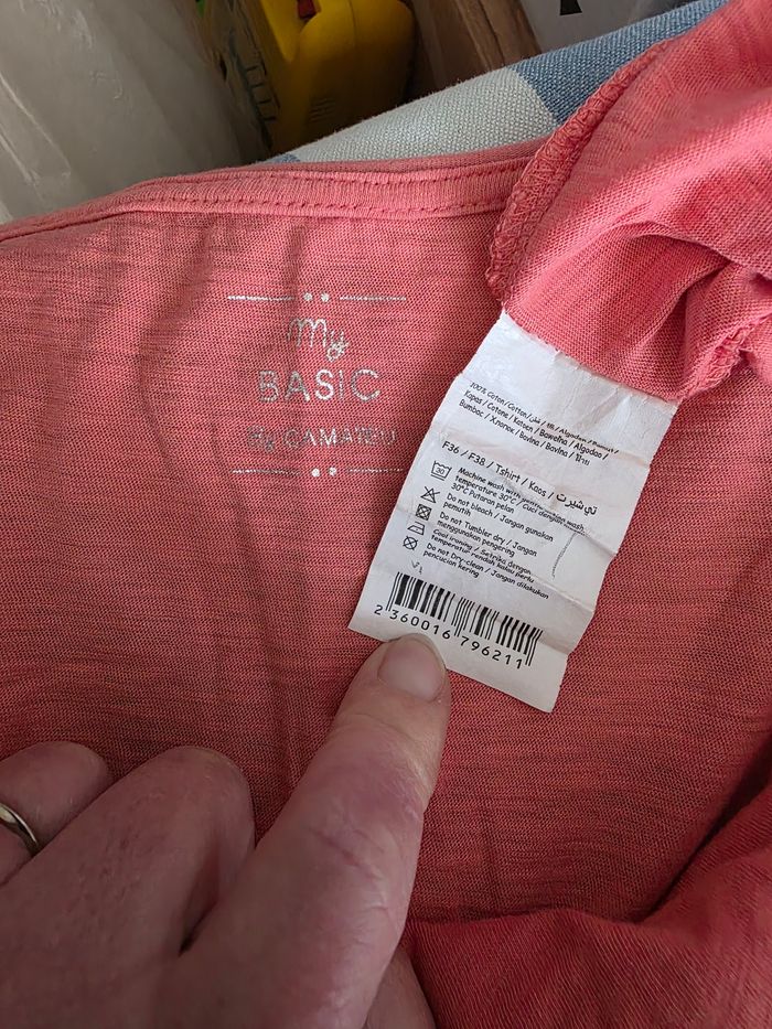 Tee-shirt,saumon,col V,ML, en très très bon état, largeur d'épaule 36cm, largeur sous bras 47cm, longueur 60cm,en coton,marque Camaïeu =5€ - photo numéro 8
